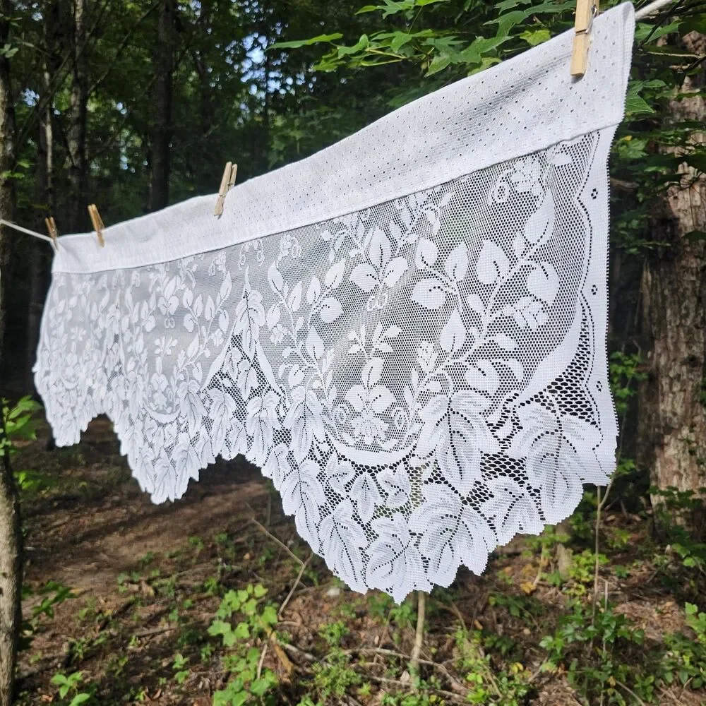 Vintage 1970s-80s White Floral Eyelet Lace Valance Scalloped Cottagecore Curtain